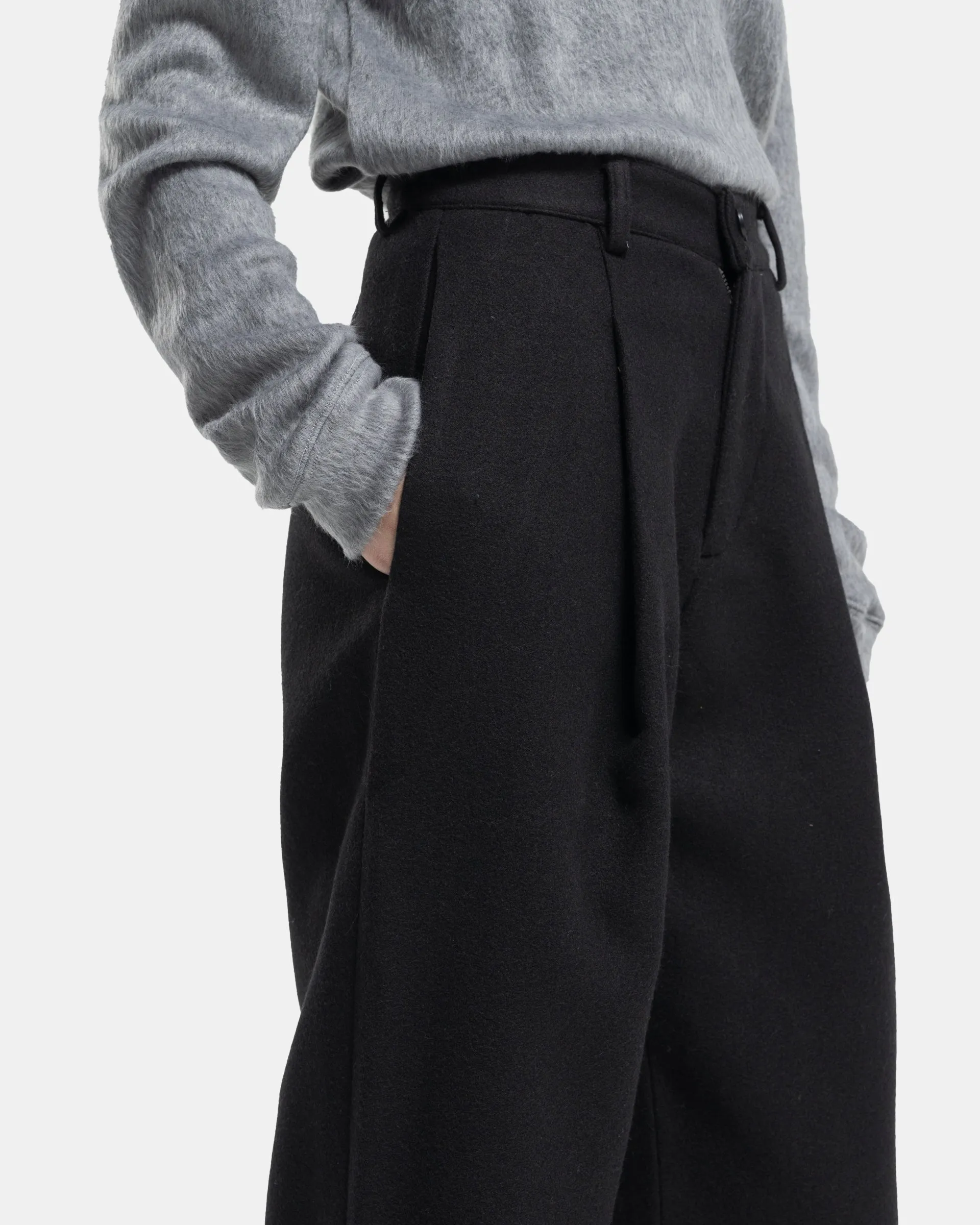 Woollen Pleat Pants in Black